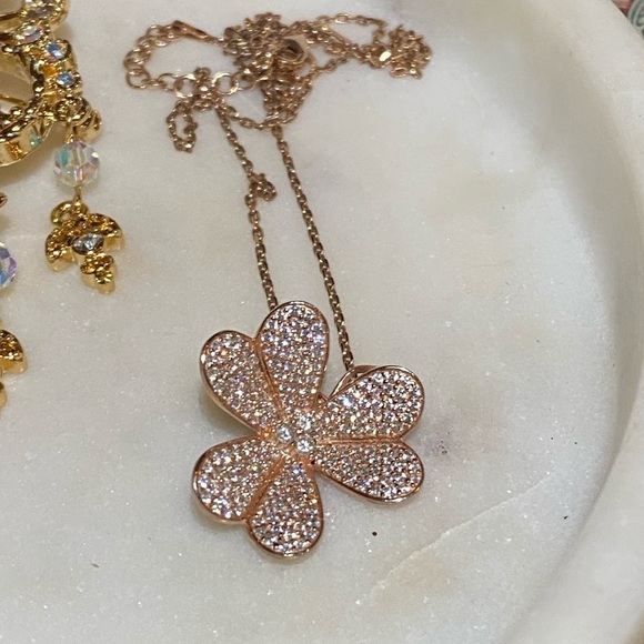 𝅺rose gold plated micropavé flower necklace - Picture 8 of 11